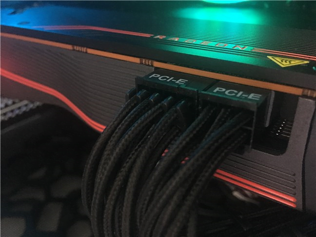 Conectorii suplimentari pentru alimentare de pe AMD Radeon RX 5700 XT