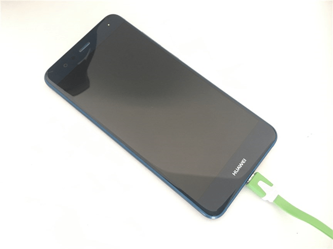 Un smartphone cu Android conectat la un cablu USB