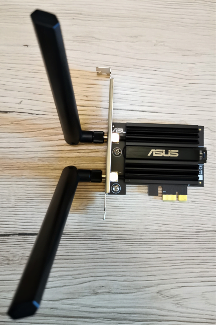 Antenele externe montate direct pe ASUS PCE-AX58BT