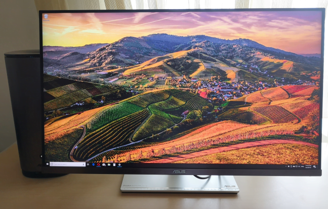 ASUS Mini PC ProArt PA90 și monitorul ASUS ProArt PA32U
