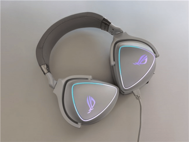 Căștile ASUS ROG Delta se pot roti