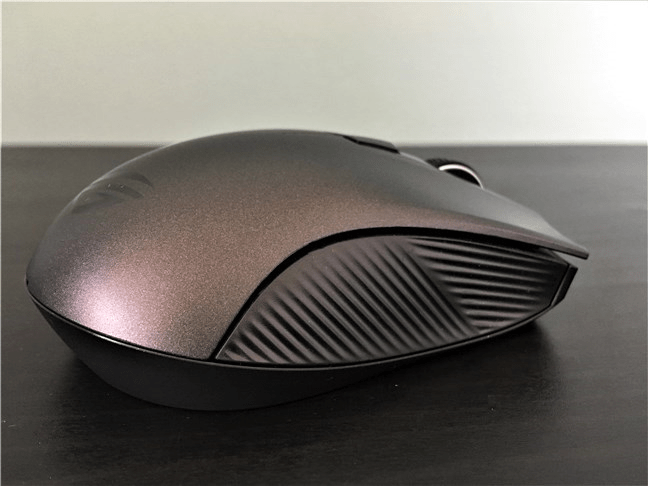 ASUS ROG Strix Carry are margini cauciucate