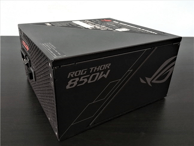 Sursa ASUS ROG Thor 850W Platinum văzută dintr-o parte