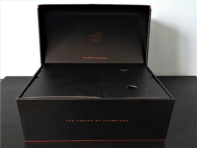 Deschiderea cutiei sursei ASUS ROG Thor 850W Platinum