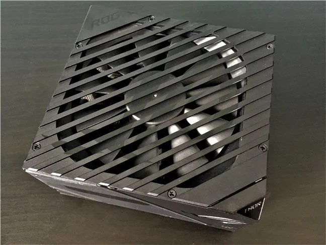 Ventilatorul de pe sursa ASUS ROG Thor 850W Platinum