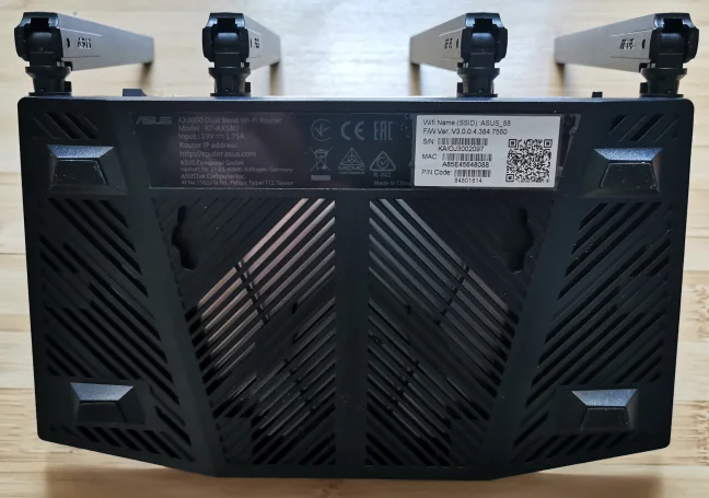 Partea dorsală a ASUS RT-AX58U