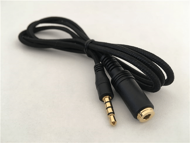 Cablul de extensie pe care îl primești cu headset-ul ASUS TUF Gaming H5