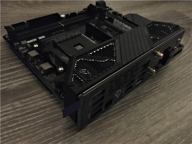 ASUS ROG Crosshair VIII Impact: Panoul de intrări/ieșiri
