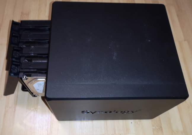Instalarea hard disk-urilor în Synology DiskStation DS418