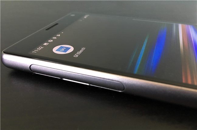 Suportul pentru cartela SIM și microSD de pe Sony Xperia 10