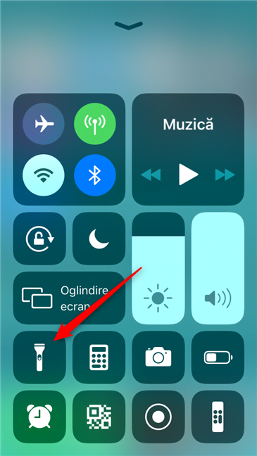 Butonul de lanternă din Centrul de control de pe iPhone