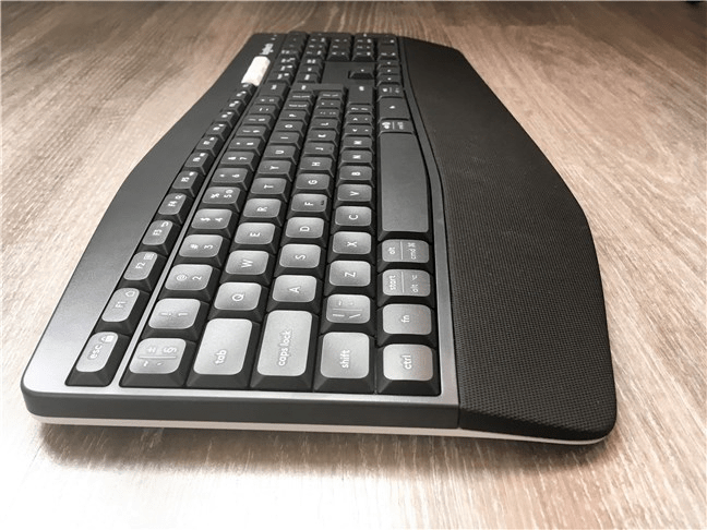 Tastatura Logitech K850 Performance văzută dintr-o parte