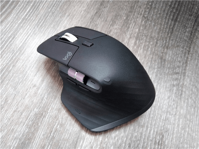 Mouse-ul Logitech MX Master 3 are o formă ergonomică