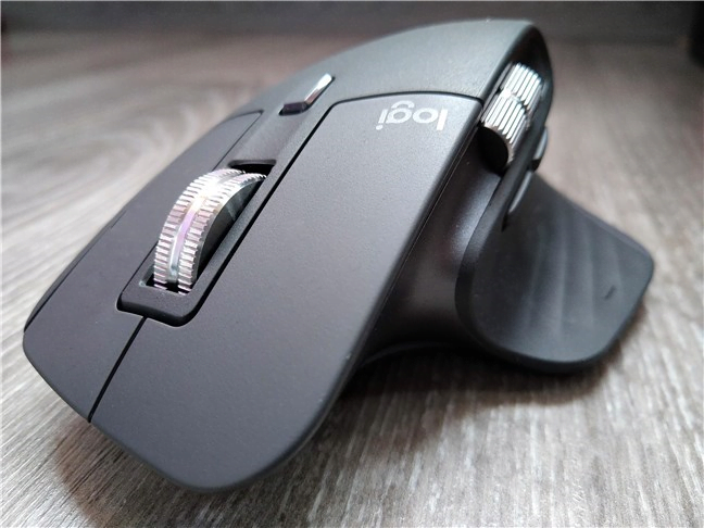Butoanele și roțile de derulare de pe mouse-ul Logitech MX Master 3