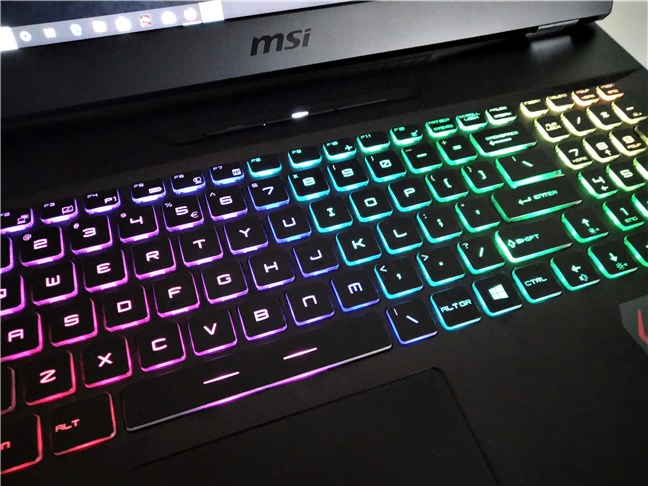 MSI GT76 Titan DT 9SG are o tastatură RGB de la SteelSeries