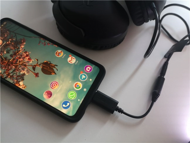 ASUS AI Noise-Canceling Mic Adapter folosit împreună cu un smartphone