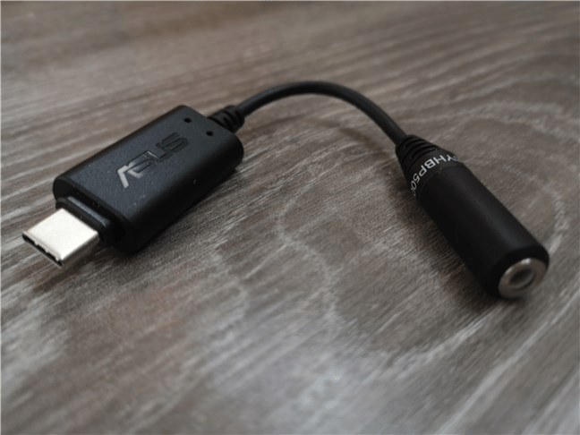 ASUS AI Noise-Canceling Mic Adapter are un port USB-C și unul de 3,5 mm