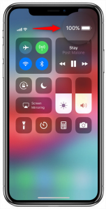Procentul de baterie, afișat în Centrul de control de pe un iPhone X