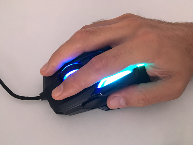 Prinderea cu toată palma (palm grip) pe ROCCAT Kone AIMO