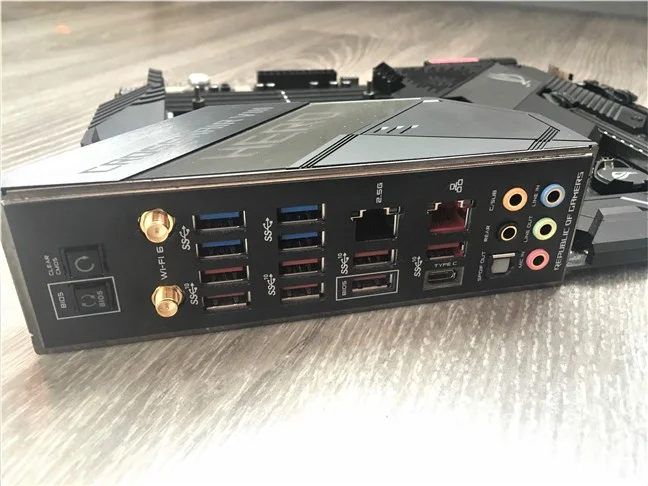 Panoul de intrări/ieșiri este plin de porturi USB 3.1 Gen1 și Gen2, Ethernet și Wi-Fi rapide