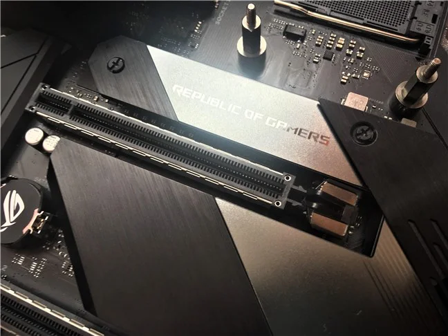 Sloturile PCIe 4.0 utilizate pentru plăcile video sunt ranforsate cu metal