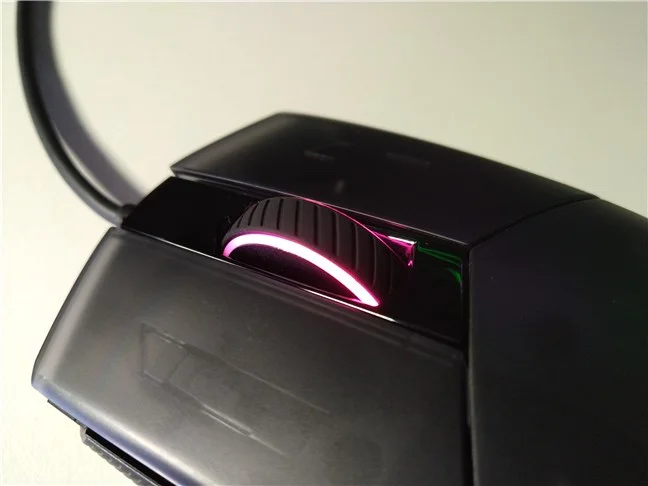Roata de derulare este iluminată RGB