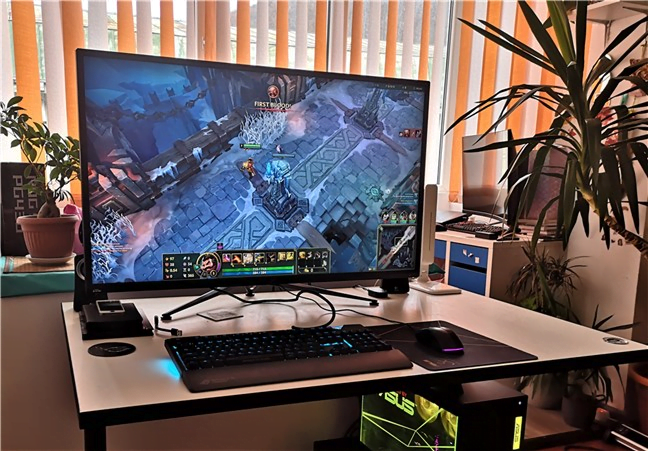 Jucând un joc pe ASUS ROG Swift PG43U