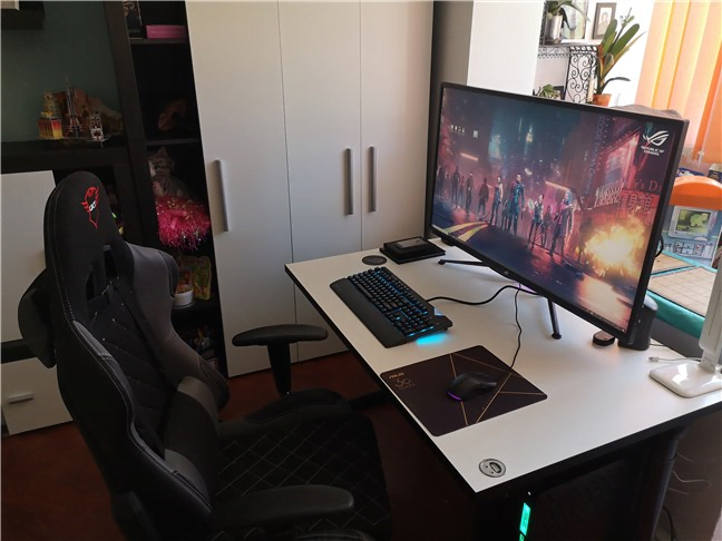 ASUS ROG Swift PG43U este un monitor mare