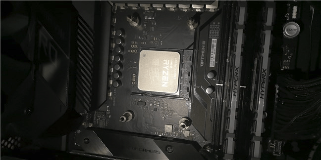 AMD Ryzen 3 3300X montat pe o placă de bază X570
