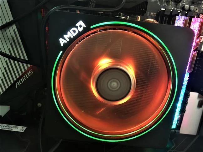 Cooler-ul Wraith Prism cu RGB LED inclus cu AMD Ryzen 7 3700X