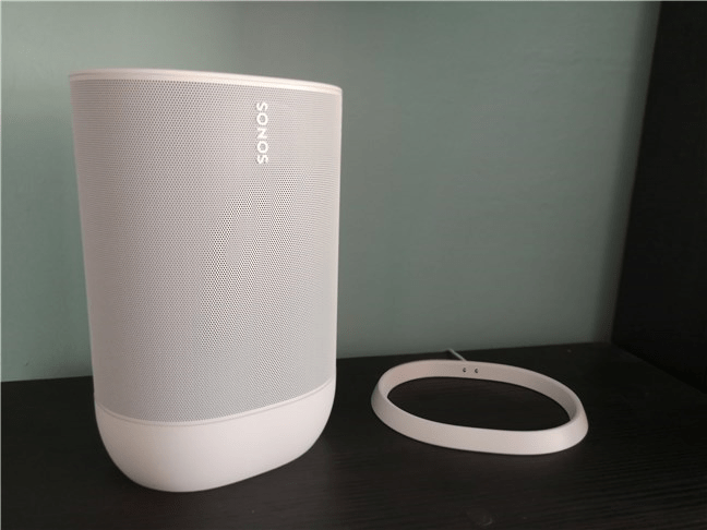 O boxă Sonos Move scoasă din baza de încărcare