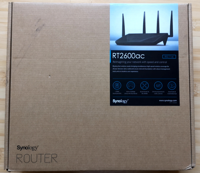 Cutia în care vine Synology RT2600ac