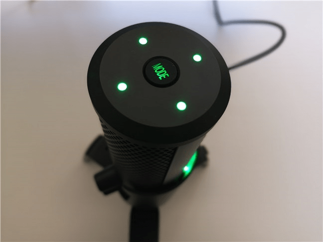Lumini RGB pe microfonul Trust GXT 258 Fyru