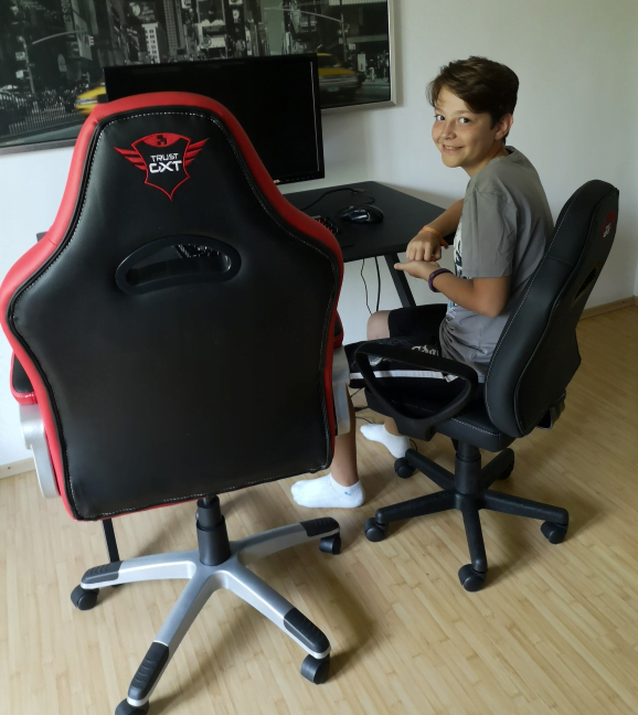 Un copil care folosește Trust GXT 702 Ryon Junior