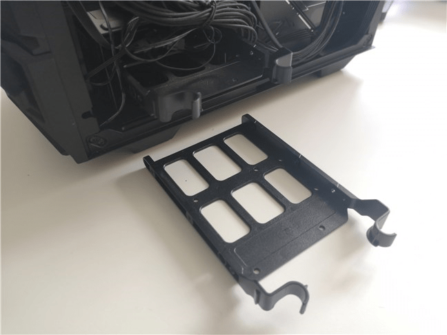 Suporturile de 3,5&quot; din carcasa de PC ASUS TUF Gaming GT301