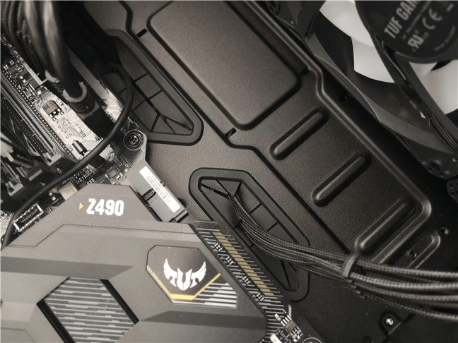 Carcasa ASUS TUF Gaming GT301 are manșoane de cauciuc