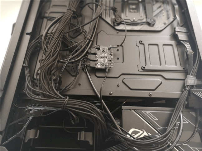 Sub panoul din spatele carcasei ASUS TUF Gaming GT301
