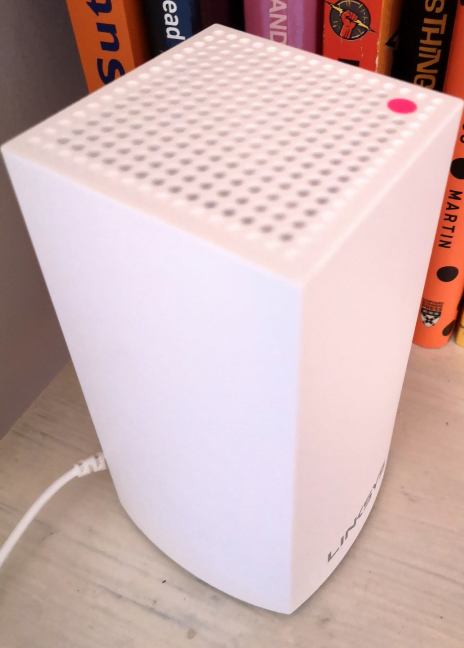 LED-ul din partea de sus a Linksys Velop WHW01