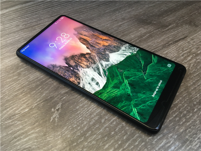 O perspectivă asupra lui Xiaomi Mi Mix 2, cu ecranul pornit