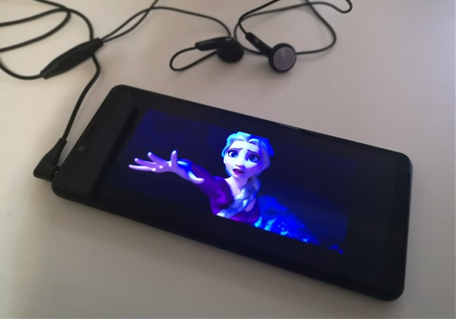 Sony Xperia 10 II are o mufă audio de 3,5 mm și o pereche de căști incluse în pachet