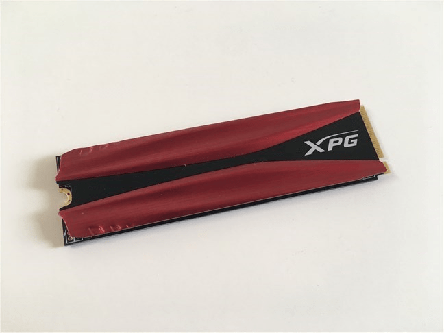 Partea frontală a lui ADATA XPG Gammix S11 Pro SSD, cu radiatorul