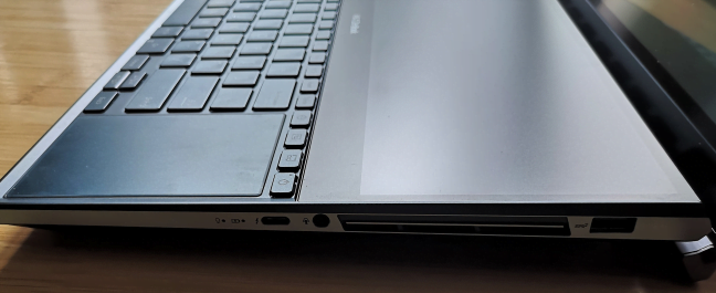 ASUS ZenBook Pro Duo - Porturile de pe partea dreaptă