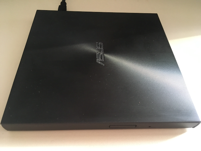 Butonul Eject al dispozitivului ASUS ZenDrive U7M