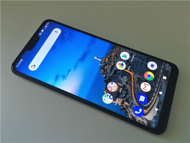 Perspectivă asupra lui ASUS ZenFone Max Pro (M2)