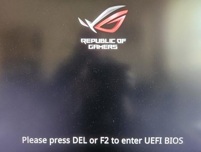 Unele PC-uri afiÈeazÄ la bootare tasta folositÄ pentru a intra în UEFI/BIOS
