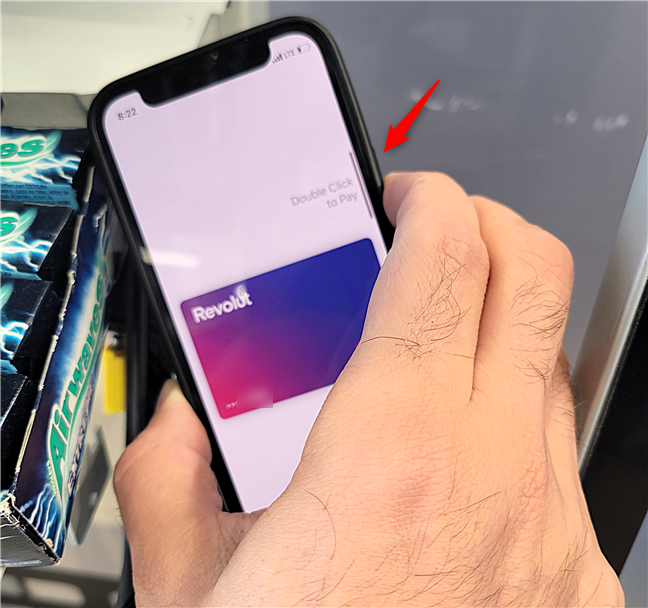 Efectuarea unei plÄÈi cu un iPhone (NFC Èi Apple Pay)
