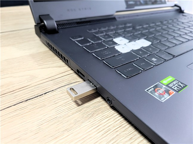 ConecteazÄ unitatea bootabilÄ la un port USB