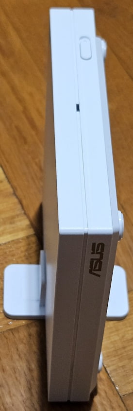 PoÈi utiliza ASUS RT-AX57 Go în poziÈie verticalÄ