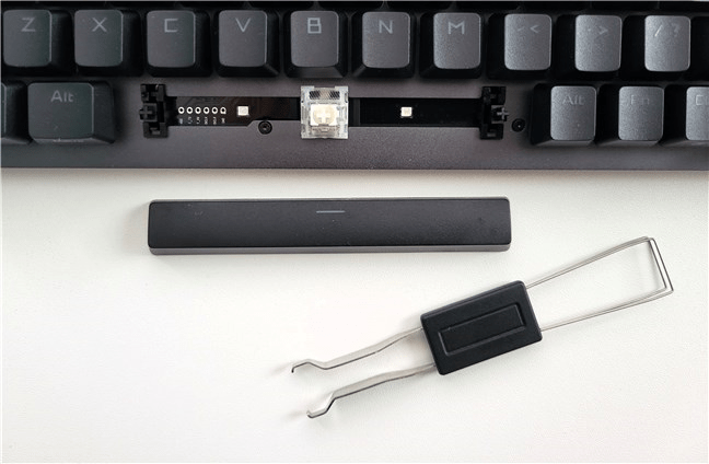 Tastatura are un design PCB cu switch-uri ce pot fi Ã®nlocuite Ã®n timpul funcÈ›ionÄƒrii