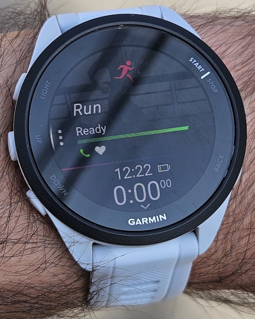 Garmin Forerunner 165 Music se conecteazÄ foarte repede la GPS